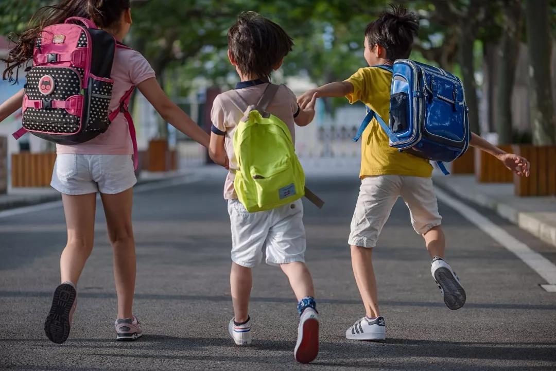 央視曝光！！兒童學(xué)習(xí)桌椅超半數(shù)不符合國(guó)家標(biāo)準(zhǔn)，安全問(wèn)題令人恐慌！