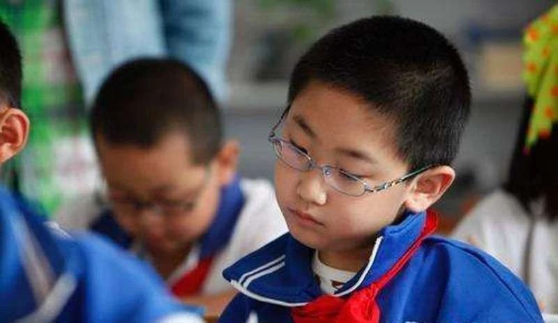 特別關(guān)注，老師家長(zhǎng)要警惕孩子的這個(gè)用眼習(xí)慣……