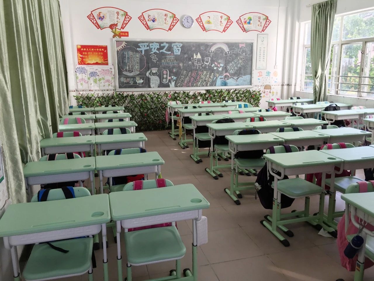 在為選什么款式的課桌椅發(fā)愁？看廣州怡園小學(xué)的