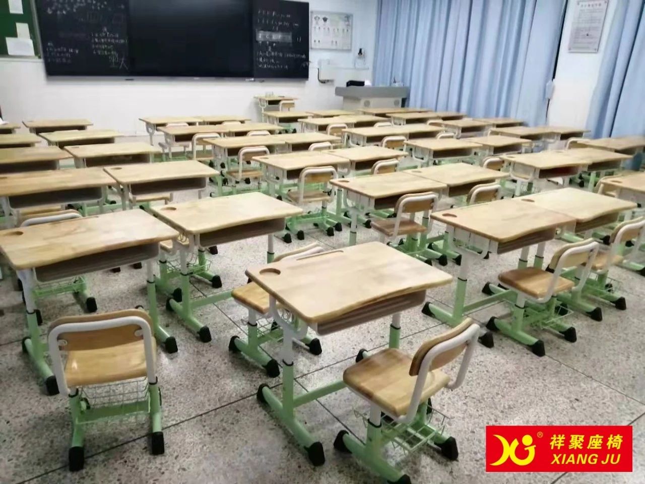 潮州城南中英文學(xué)校用的原木風(fēng)格課桌椅是怎樣的？