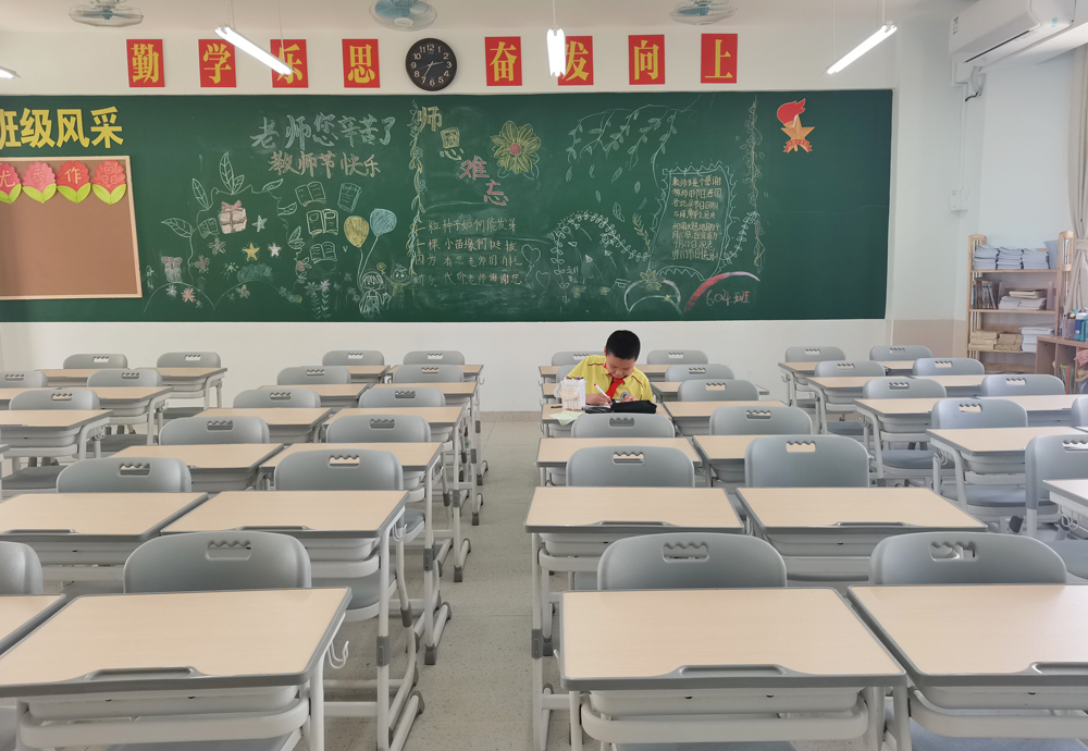 課桌椅如此重要？家長自費給孩子全班換課桌椅！連上2個熱搜！